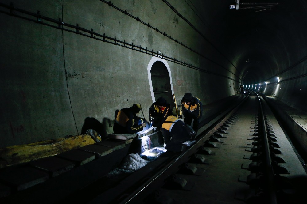 迪庆铁路运营隧道病害现状